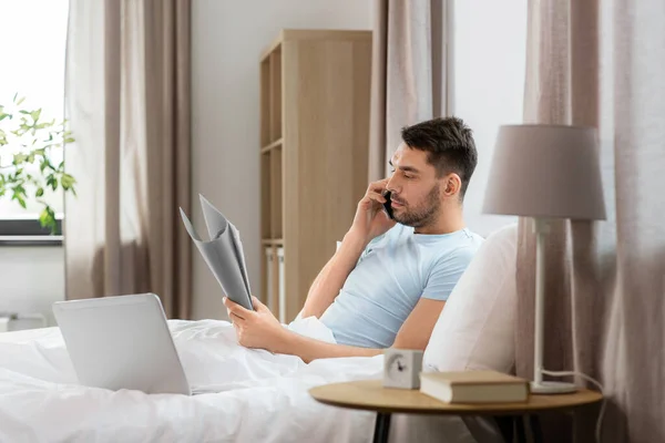 Personas Tecnología Concepto Trabajo Remoto Hombre Con Carpeta Ordenador Portátil —  Fotos de Stock