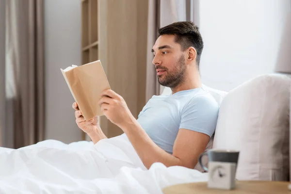 人和休息的概念 男人阅读书在家里的床上 — 图库照片