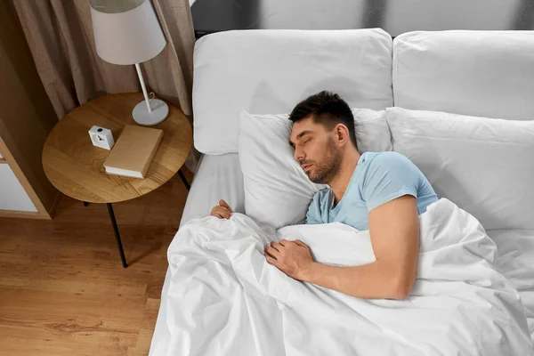 Koncepcja Ludzie Snem Reszta Człowiek Śpi Łóżku Domu — Zdjęcie stockowe