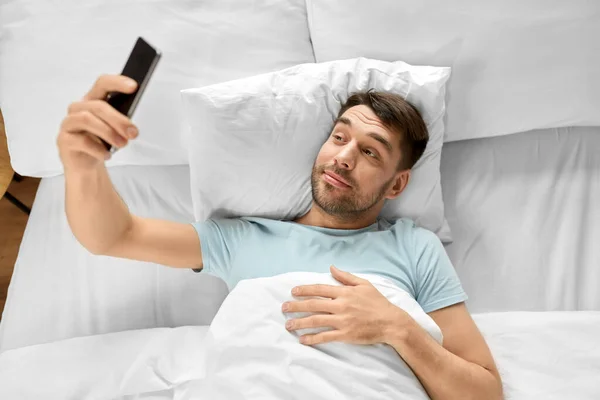 People Bedtime Rest Concept Happy Smiling Man Taking Selfie Smartphone — ストック写真