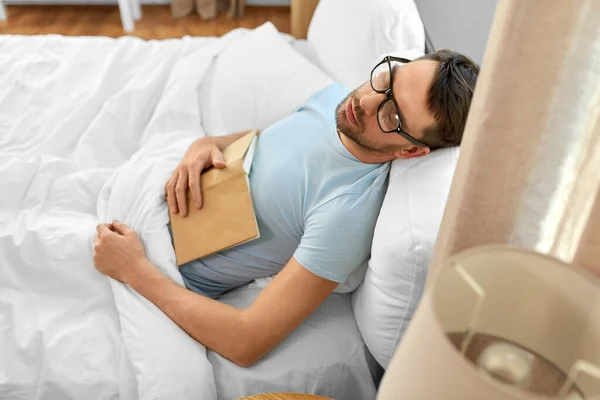 Personas Hora Acostarse Concepto Descanso Hombre Gafas Con Libro Durmiendo — Foto de Stock