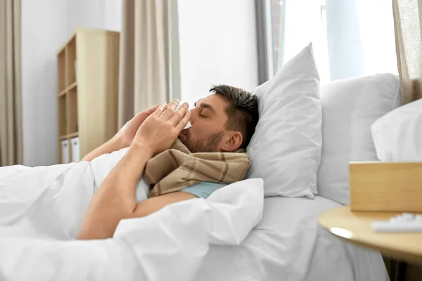 Concepto Personas Problemas Salud Enfermo Infeliz Sonándose Nariz Acostado Cama — Foto de Stock