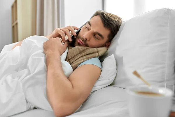 Gezondheid Ziekte Mensen Concept Zieke Man Belt Smartphone Bed Thuis — Stockfoto