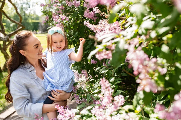 Family Motherhood People Concept Happy Mother Little Daughter Summer Park — Stock Fotó