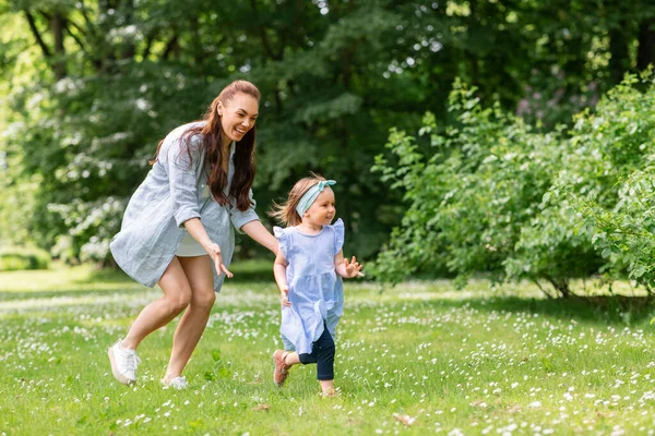 母性和人的概念 快乐的母亲 带着小女儿在夏季公园或花园玩耍 — 图库照片