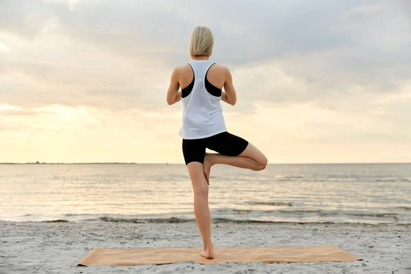 Fitness Sport Healthy Lifestyle Concept Woman Doing Yoga Tree Pose —  Fotos de Stock