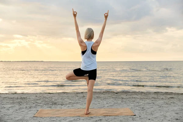 Fitness Spor Sağlıklı Yaşam Tarzı Konsepti Kadın Gün Batımında Sahilde — Stok fotoğraf