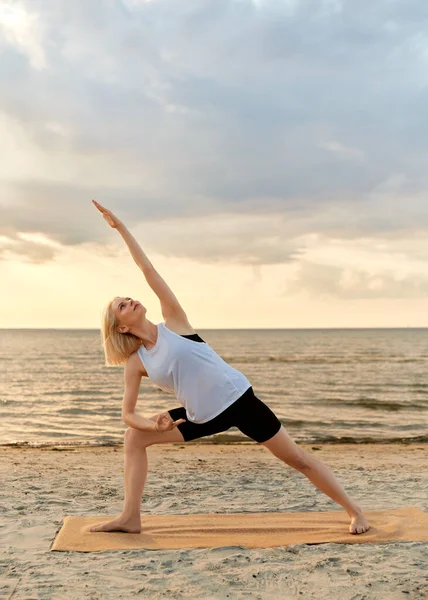 Fitness Sport Und Gesunder Lebensstil Frau Posiert Strand Bei Sonnenuntergang — Stockfoto
