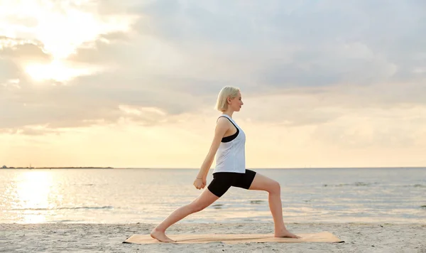 Fitness Sport Gezonde Levensstijl Concept Gelukkige Vrouw Doen Yoga Krijger — Stockfoto