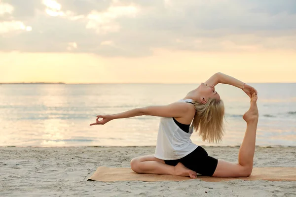 Fitness Sport Healthy Lifestyle Concept Woman Doing Yoga Pigeon Pose — Zdjęcie stockowe