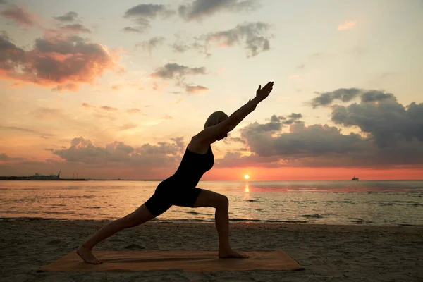 Fitness Sport Healthy Lifestyle Concept Woman Doing Yoga Lunge Beach — Stok fotoğraf