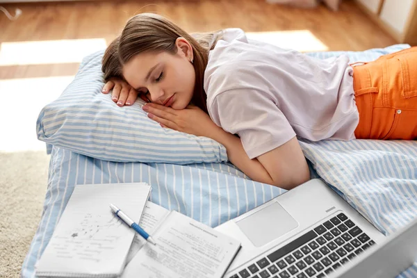 学校教育と怠惰の概念 疲れて10代の学生の女の子とノートパソコンとノートパソコンを自宅で寝る ストック写真