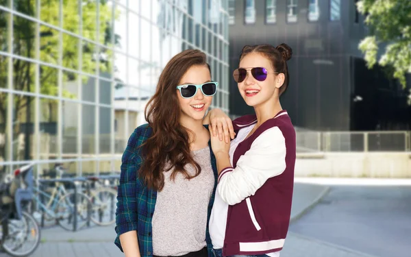 People Friendship Concept Happy Smiling Pretty Teenage Girls Sunglasses City — Stock fotografie