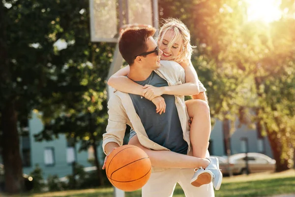 Yaz Tatili Aşk Insanlar Konsepti Basketbol Sahasında Eğlenen Mutlu Genç — Stok fotoğraf