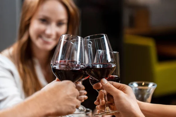 Leisure People Celebration Concept Close Happy Friends Drinking Red Wine — Foto Stock