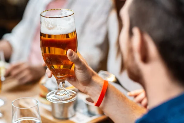 Досуг Люди Праздничная Концепция Закрытие Человека Пьющего Пиво Ресторане Пабе — стоковое фото