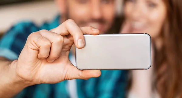 Τεχνολογία Και Άνθρωποι Έννοια Κοντά Στο Ζευγάρι Λήψη Selfie Smartphone — Φωτογραφία Αρχείου