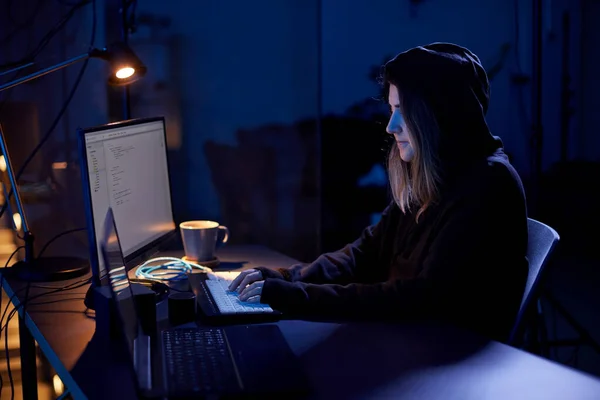 Cybercrime Hacking Technology Concept Γυναίκα Χάκερ Σκοτεινό Δωμάτιο Γράφοντας Κώδικα — Φωτογραφία Αρχείου