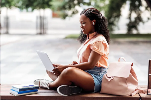 Technology Education People Concept Happy Smiling African American Student Girl — Stock Photo, Image