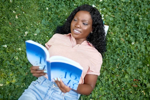 Onderwijs School Mensen Concept Gelukkig Glimlachend Afrikaans Amerikaans Student Meisje — Stockfoto