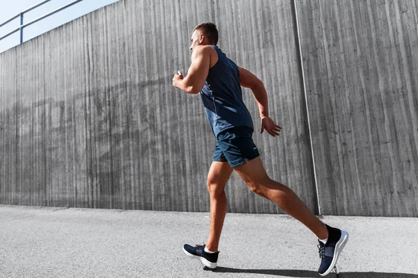 フィットネス スポーツ 健康的なライフスタイルのコンセプト 屋外で走る若い男 — ストック写真