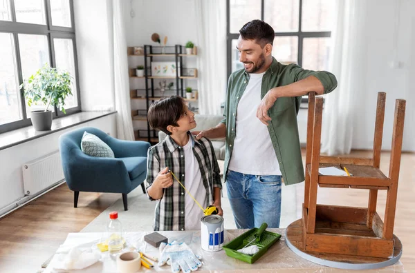 Família Diy Conceito Melhoria Casa Feliz Sorrindo Pai Filho Com — Fotografia de Stock