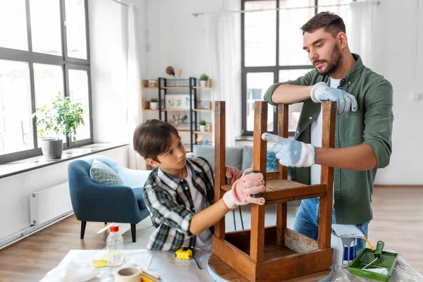 Renovação Mobília Diy Conceito Melhoria Home Pai Filho Que Lixam — Fotografia de Stock