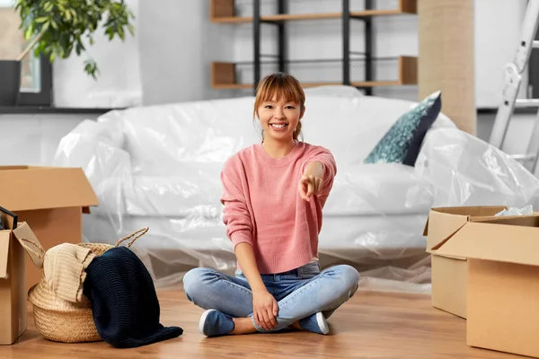 Переезд Люди Концепция Недвижимости Счастливая Улыбающаяся Женщина Коробками Сидящая Полу — стоковое фото