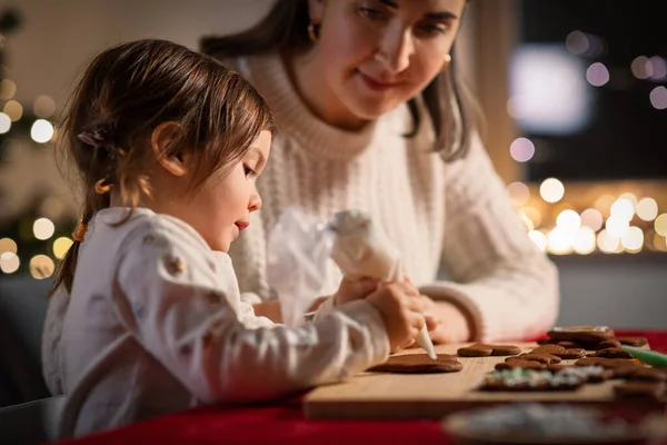 Famiglia Concetto Cucina Vacanze Invernali Madre Figlia Felice Con Glassa — Foto Stock