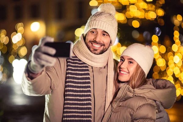 Winter Holidays People Concept Happy Smiling Couple Taking Selfie Smartphone — 스톡 사진