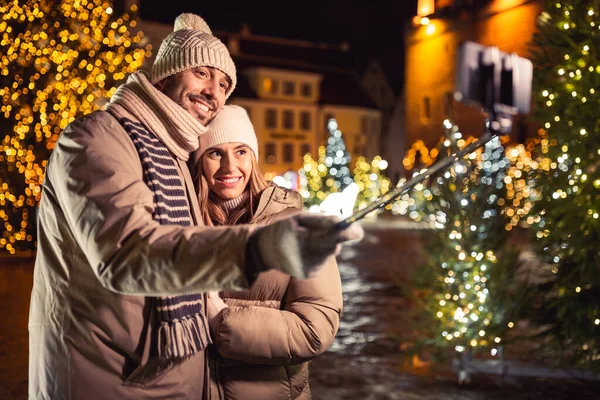 Зимові Канікули Концепція Людей Щаслива Усміхнена Пара Фотографує Смартфоном Селфі — стокове фото