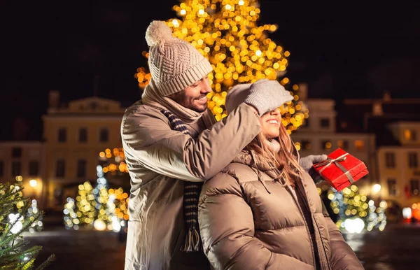 Zimowe Wakacje Koncepcja Ludzi Szczęśliwa Para Uśmiechnięta Prezentem Nad Choinką — Zdjęcie stockowe