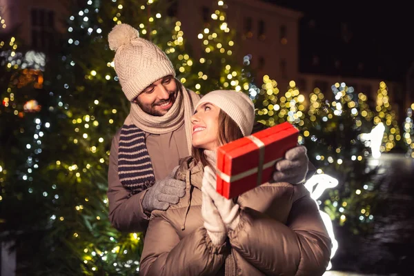 Winter Holidays People Concept Happy Smiling Couple Gift Christmas Tree — Stockfoto