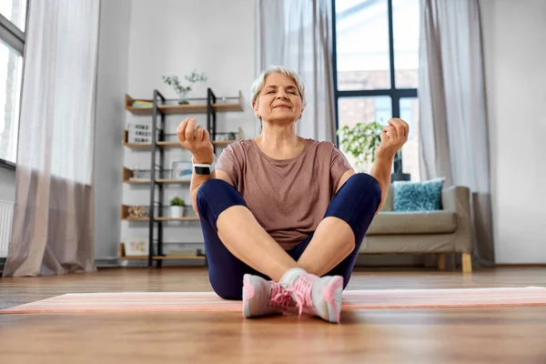 Sport Fitness Gezonde Levensstijl Concept Gelukkig Senior Vrouw Mediteren Trainingsmat — Stockfoto