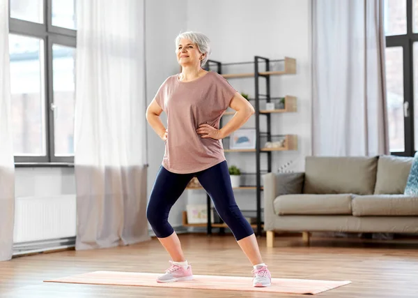 Deporte Fitness Estilo Vida Saludable Concepto Sonriente Mujer Mayor Haciendo — Foto de Stock