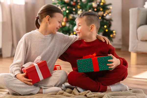 Christmas Winter Holidays Childhood Concept Happy Girl Boy Pajamas Gifts — Foto Stock