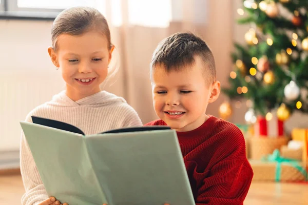 Christmas Winter Holidays Childhood Concept Happy Girl Boy Pajamas Reading — Stock Fotó
