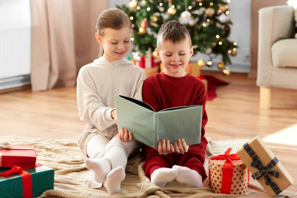 Christmas Winter Holidays Childhood Concept Happy Girl Boy Pajamas Reading — Foto de Stock