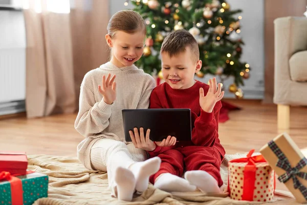 Christmas Winter Holidays Childhood Concept Happy Girl Boy Pajamas Tablet — 图库照片