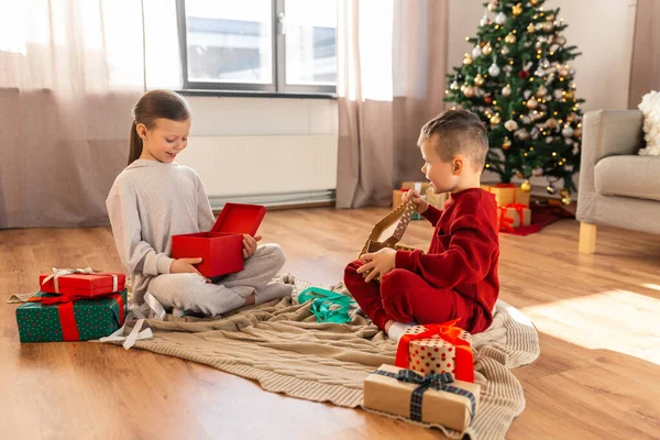 Рождество Зимние Каникулы Детство Счастливая Девочка Мальчик Пижаме Открывают Подарки — стоковое фото