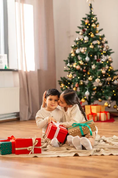 Christmas Winter Holidays Childhood Concept Happy Sister Kissing Her Little — Foto de Stock