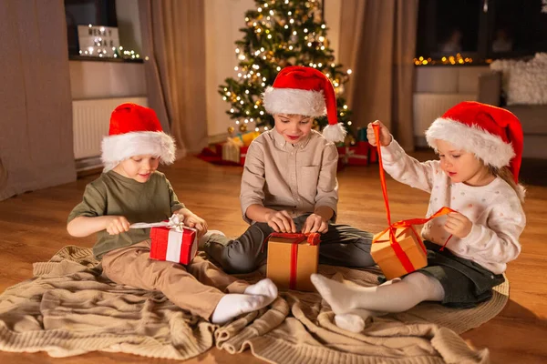 Christmas Winter Holidays Childhood Concept Happy Little Girl Boys Opening — Foto de Stock