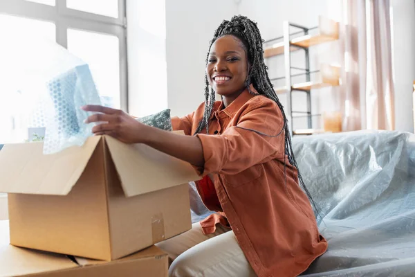 Verhuizen Mensen Vastgoed Concept Vrolijke Glimlachende Vrouw Verpakking Dozen Zittend — Stockfoto