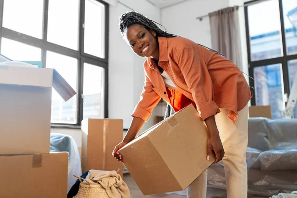 Verhuizen Mensen Vastgoed Concept Vrolijke Glimlachende Vrouw Met Dozen Nieuw — Stockfoto