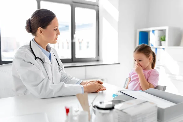 小児科の概念 女性医師または小児科医と咳の女の子の患者診療所での医学試験 — ストック写真