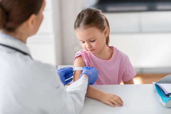 Medicine Healthcare Vaccination Concept Female Doctor Pediatrician Talking Little Girl — Stock Photo, Image