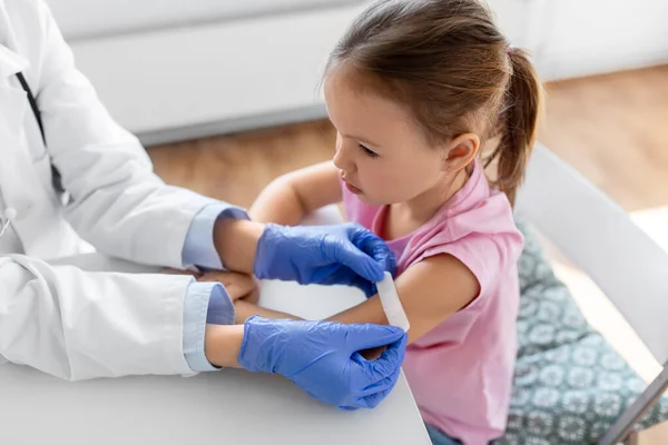 Medicine Healthcare Vaccination Concept Female Doctor Pediatrician Attaching Medical Patch — Zdjęcie stockowe