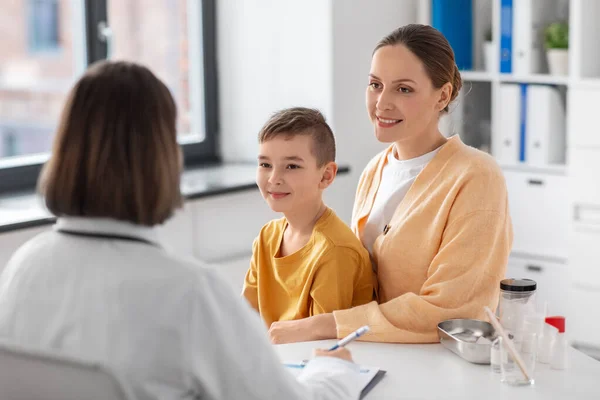 Medicine Healthcare Pediatry Concept Smiling Mother Little Son Doctor Talking — Photo