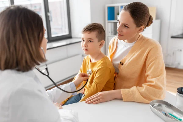 Medicine Healthcare Pediatry Concept Happy Smiling Mother Little Son Doctor — Fotografia de Stock