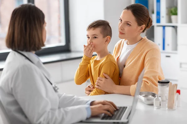 Medicine Healthcare Pediatry Concept Mother Little Coughing Son Doctor Laptop — Stock Fotó